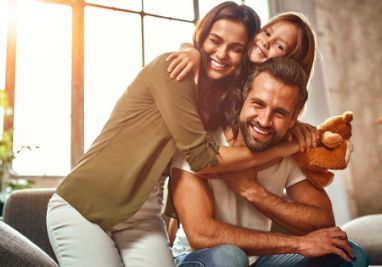 Casal feliz aparentemente recém chegados à uma nova casa